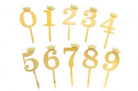 Cake topper dorado con corona numero 0.jpg